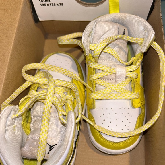 Jordan 1s yellow and black - Picture 3 of 3